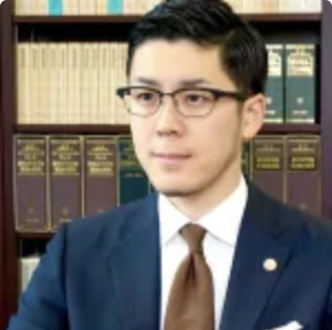 鈴木崇裕弁護士の写真