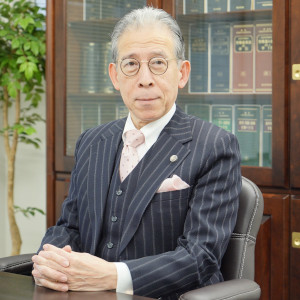 奥野泰久弁護士の写真