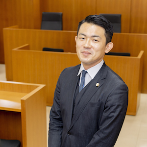 浅川拓也弁護士の写真