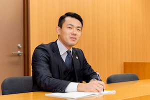 浅川弁護士の顔写真