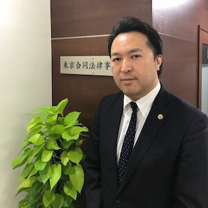 上原弁護士と事務所入口風景