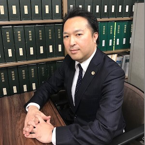 上原弁護士の顔写真