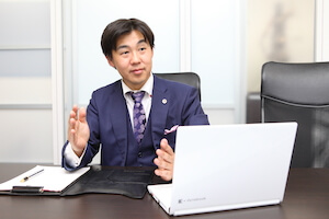 説明している大西信幸弁護士の写真