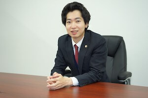 説明している吉岡弁護士の写真