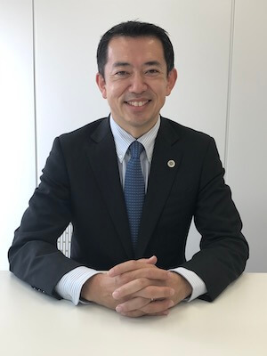 山本弁護士の顔写真