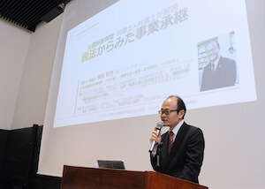 橘高弁護士が講演している様子